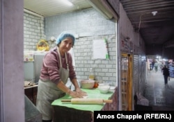 Лида Мкртчян готовит женгалов хац на станции метро «Барекамутын»