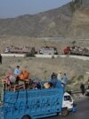 کاروان لاری های که مهاجرین اخراج شده از پاکستان را به افغانستان انتقال می دهد 