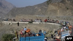 لاری های که مهاجرین و اموال خانه های آنان را به افغانستان انتقال می دهند