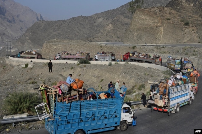 کاروان موتر های که مهاجرین افغان را از پاکستان به افغانستان منتقل می کند