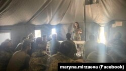 Марина Мірзаєва читає лекцію побратимам