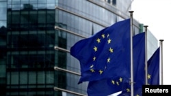 Flamuj të BE-së të vendosur para ndërtesës së Komisionit Evropian. Fotografi ilustruese nga arkivi.