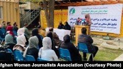 Konferencija za novinare Udruženja afganistanskih novinarki u Kabulu. Ova organizacija je utvrdila da su nezaposlenost i ostanak kod kuće glavni izazovi za afganistanske novinarke u talibanskoj vladi, 26. novembar 2023.
