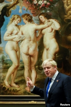 Бившият премиер на Великобритания Борис Джонсън пред "Трите грации" на Рубенс