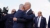 Președintele Joe Biden a mers miercuri în Israel, țară angajată într-un război cu Hamas. Biden a avut două obiective declarate. Primul a fost să demonstreze că SUA susține fără echivoc Israel, după atacul Hamas din 7 octombrie.&nbsp; Al doilea, să limiteze riscul extinderii conflictului la nivel regional.