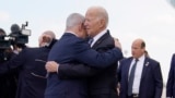 Președintele Joe Biden a mers miercuri în Israel, țară angajată într-un război cu Hamas. Biden a avut două obiective declarate. Primul a fost să demonstreze că SUA susține fără echivoc Israel, după atacul Hamas din 7 octombrie.&nbsp; Al doilea, să limiteze riscul extinderii conflictului la nivel regional.