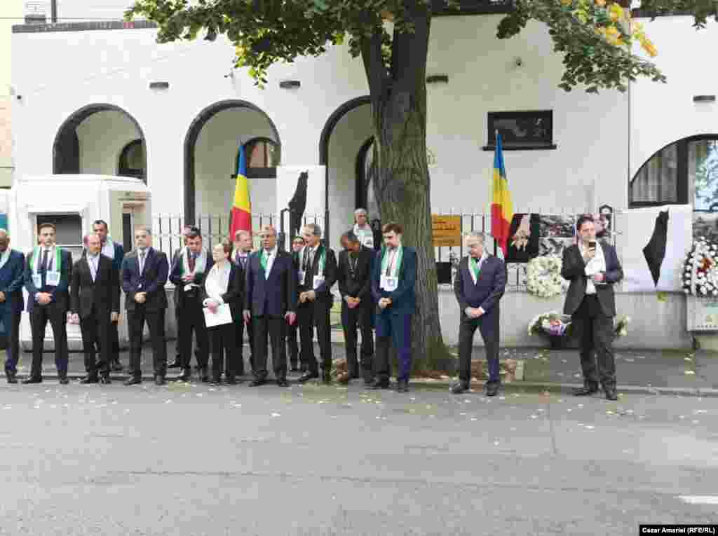 22 de ambasadori din țări membre ale Organizației Cooperării Islamice în România au protestat vineri, în tăcere,&nbsp; în semn de solidaritate cu poporul palestinian. Acțiunea a avut loc în fața Ambasadei Palestinei în București.