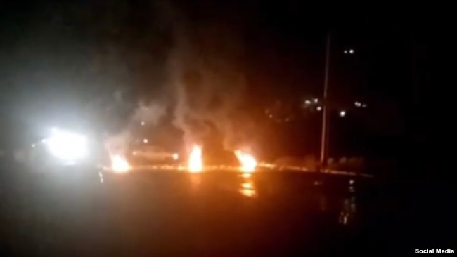 معترضان در شهر مهاباد با افروختن آتش خیابانها را بستند