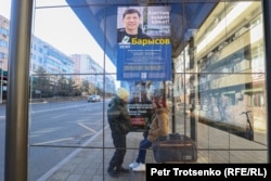 Агитационная листовка кандидата в депутаты на автобусной остановке в день парламентских выборов. Алматы, 19 марта 2023 года