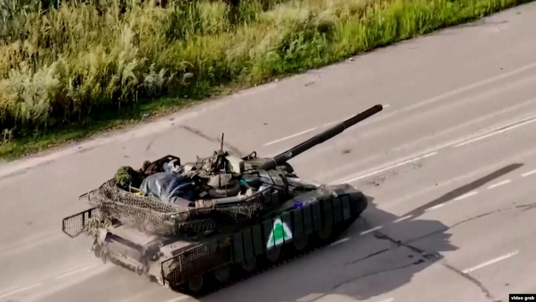 O captură de ecran dintr-un videoclip difuzat de forțele ucrainene, care ar arăta tancuri ucrainene în regiunea Kursk din Rusia. 