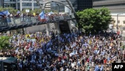 Izraelci na protestu u Tel Avivu, sa zastavama i plakatima traže oslobađanje talaca, 2. septembar 2024.