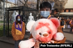 Участники митинга против насилия. Алматы, 26 ноября 2023 года
