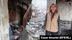 Sinistrata Doina Iliescu, în casa distrusă de explozia din Crevedia. În primăvară, vila de 470 de metri pătrați va fi demolată pentru că structura de rezistență i-a fost afectată.