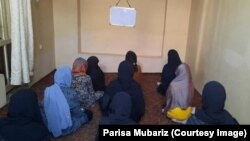 دختران محروم از مکتب در حال فراگیری دروس اند 