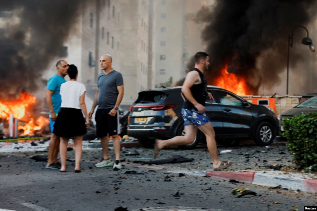 I residenti di Ashkelon sono scesi in strada in seguito ai bombardamenti missilistici lanciati da Gaza. 