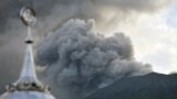 A Marapi-vulkán füstöt és hamut okád az indonéziai Nyugat-Szumátra tartományban 2023. december 4-én.&nbsp;2011 óta a Marapi a négy riasztási fokozat közül a harmadik legmagasabb szinten volt, amely a szokásosnál magasabb vulkáni aktivitást jelez, és megtiltja a hegymászóknak és a falusiaknak, hogy a csúcs három kilométeres körzetében tartózkodjanak &ndash; mondta Hendra Gunawan, a Vulkanológiai és Földtani Katasztrófavédelmi Központ vezetője