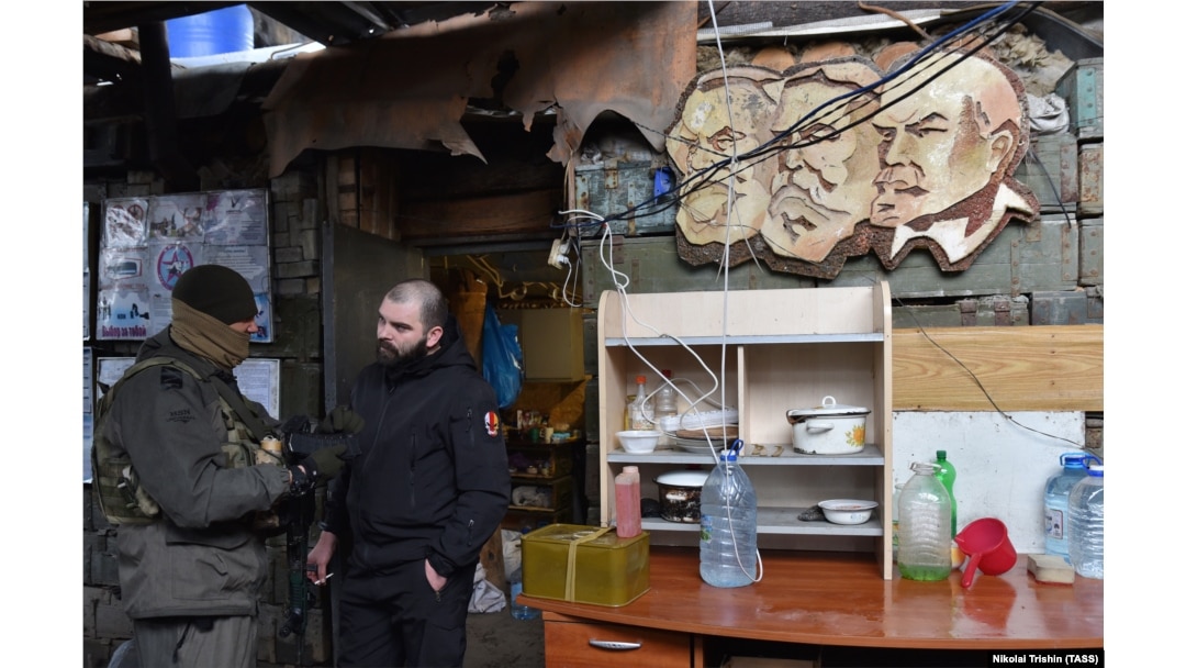 Luptători din Brigada Internațională Piatnashka, fotografiați lângă Avdiivka pe 27 octombrie.
