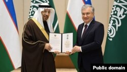 Президент Шавкат Мирзиёев Саудия вазири Ҳолид ал Фалихни “Дўстлик” ордени билан тақдирлади. Президент матбуот химзати фотоси.
