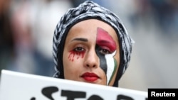  Пропалестинска демонстрантка в Брюксел, 22 октомври 2023 година 