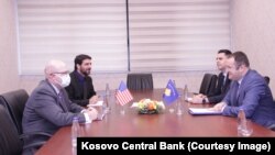 Guverner Centralne banke Kosova Ahmet Ismaili na sastanku s ambasadorom SAD u Prištini Džefrijem Hovenijerom, 29. januar 2024. 