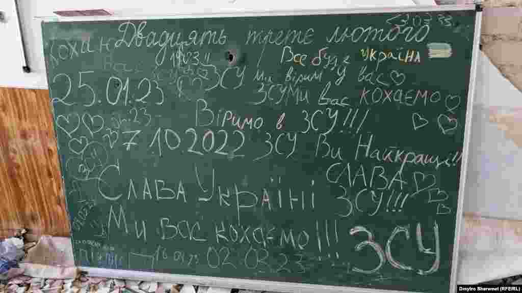 Після деокупації місцеві жителі написали на вцілілих класних дошках школи патріотичні написи. Фото від 9 травня 2023 року