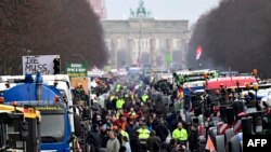 Traktori i kamioni poredani ispred berlinske znamenitosti Brandenburških vrata tokom protesta poljoprivrednika i vozača kamiona, 15. januara 2024. u Berlinu. 