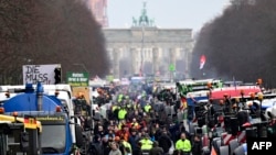 Трактори и камиони пред Бранденбуршката порта во Берлин за време на протестот на земјоделците и возачите на камиони, на 15 јануари 2024 година.