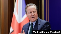 Sekretari i Jashtëm britanik, David Cameron, gjatë vizitës në Kosovë më 4 janar 2024. 