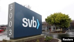 Znak Silicon Valley Bank (SVB) kod njene centrale u Santa Klari, 10. mart 2023. 