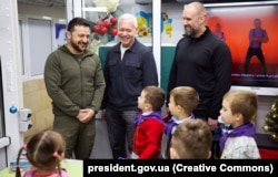 Президент України Володимир Зеленський під час відвідин «метрошколи», де ознайомився з організацією навчання школярів на станції Харківського метрополітену «Університет». Мер Харкова Ігор Терехов – посередині. Харків, Україна, 30 листопада 2023 року