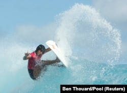 Nadia Erostarbe, din Spania, în timpul competiției olimpice de surfing din Tahiti, joi, 1 august.