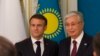 Казахстанский глава Касым-Жомарт Токаев и президент Франции Эммануэль Макрон (слева)