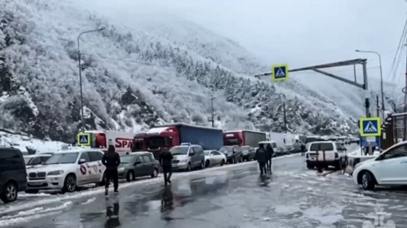 Водители сообщают об огромных пробках на дороге, ведущей к грузино-российской границе