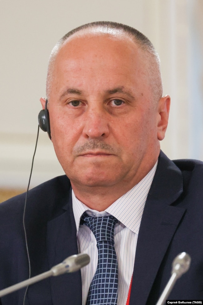 Andrei Averyanov, tani Zëvendës Shefi i Drejtorisë kryesore të Shtabit të Përgjithshëm të Forcave të Armatosura të Federatës Ruse (i njohur më mirë si GRU), në një takim midis Vladimir Putin dhe Presidentit të Republikës së Kongos Sassou Nguesso gjatë Rusisë së dytë- Samiti i Afrikës, 29 korrik 2023