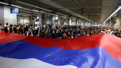 Полицията в сръбската столица Белград влезе в сблъсъци с протестиращи