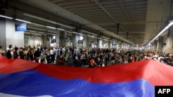 Demonstranti blokiraju šine na Glavnoj železničkoj stanici u Beogradu na protestu zbog plana Vlade Srbije da ponovo pokrene projekat rudnika litijuma kompanije Rio Tinto, 10. avgust 2024.