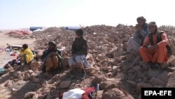 تعدادی از باشنده های ولسوالی زنده جان هرات که زلزله خانه های شان را ویران کرده است 