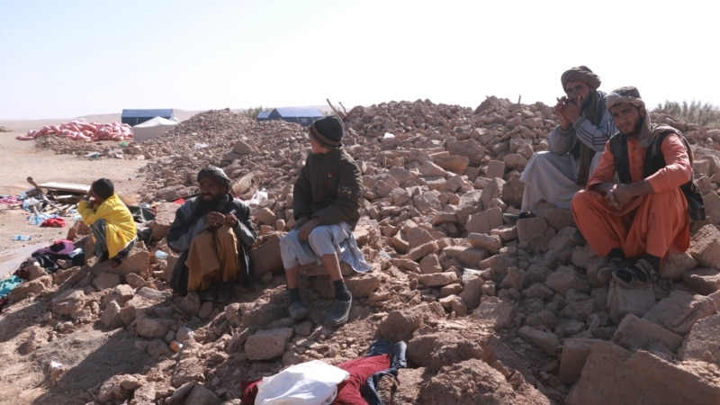 بسیاری از زلزله زدگان هرات با نا امیدی در انتظار دریافت کمک و سرپناه اند