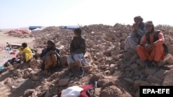 تعدادی از باشنده های یک منطقه زلزله زده در ولایت هرات 
