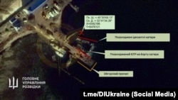 Спутниковый снимок обгоревшего причала в крымской бухте Узкая с поврежденными катерами ЧФ РФ