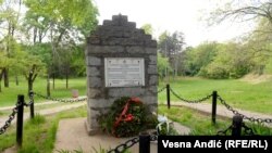 Mesto sećanja i spomen-groblje na Bežanijskoj kosi, gde je sahranjeno preko 8.000 žrtava.