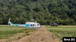 Dva helikoptera za gašenje požara koja su pristigla iz Srbije, Foča, BiH, 13. avgust 2024.