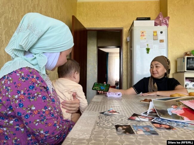 Акнур с ребёнком и матерью своего погибшего мужа Жазирой Жандарбековой