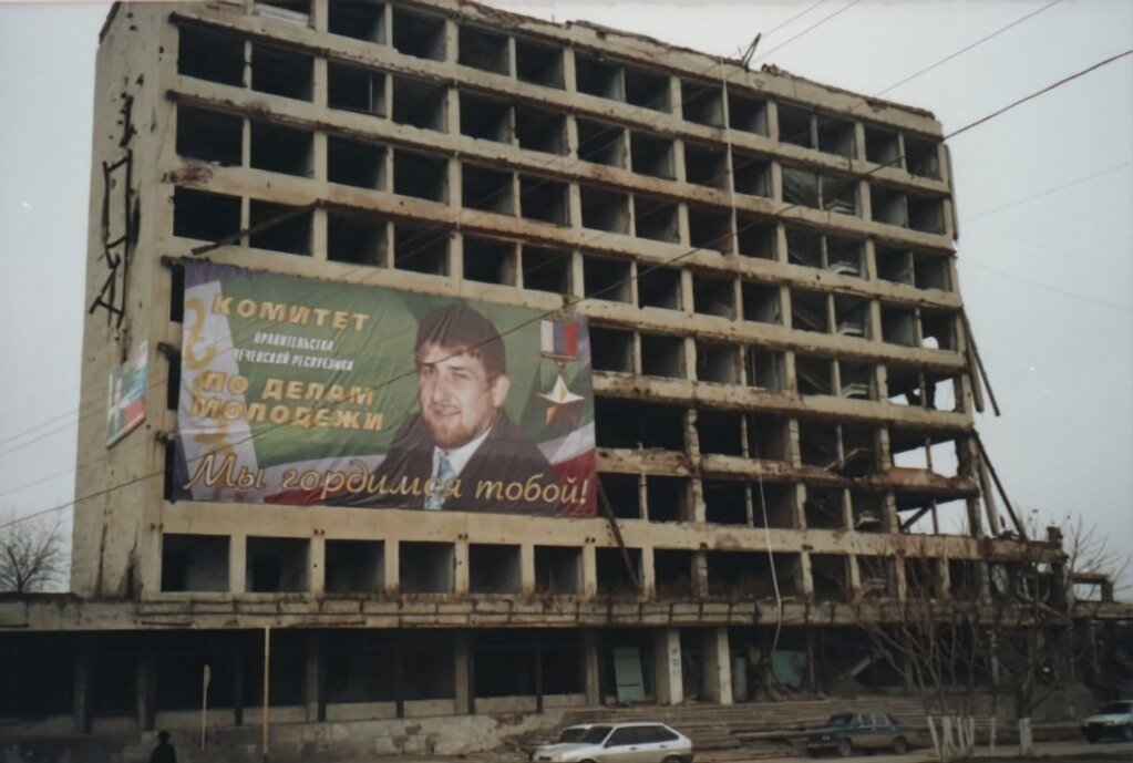 Портрет Рамзана Кадырова в Грозном весной 2003 года. Фото: Блюэнн Изамбар (Bleuenn Isambard)