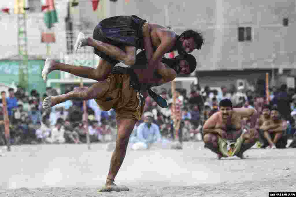 Mundësit duke garuar në garën &quot;Sindhi Malakhra&quot;, një formë e lashtë lokale e mundjes që e ka origjinën në rajonin Sindh të Pakistanit, gjatë një turneu lokal në Karaçi.