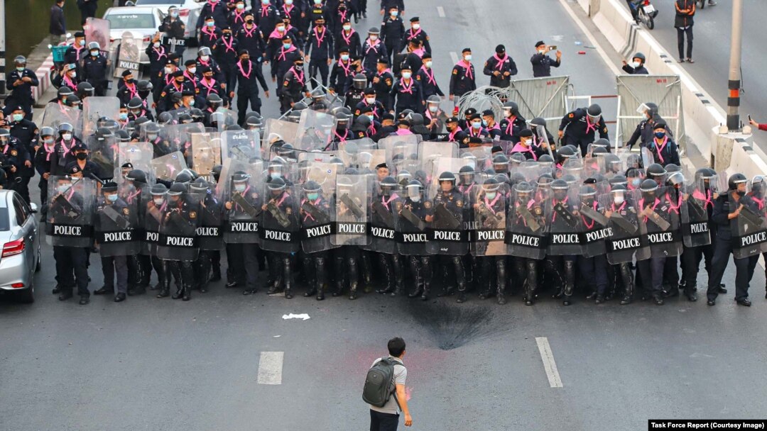 Cetățenii lumii apără cu mâinile goale libertatea și democrația în fața forțelor de represiune. Imagine de la demonstrațiile din Thailanda