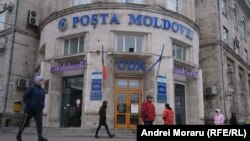 Tatiana Gangan, purtătoarea de cuvânt a ÎS „Poșta Moldovei”, a spus Europei Libere că „actualizarea” tarifelor a fost „o măsură necesară” ca să fie posibilă, între altele, creșterea salariilor celor peste 2 000 de poștași.