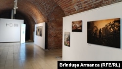 Imagine din expoziția de fotografie de război din sala HEI din Timișoara.