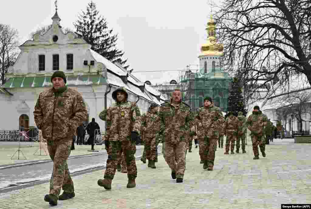Ushtarët ukrainas duke u larguar nga manastiri në janar 2023. Më 10 mars, Ministria e Kulturës e Ukrainës konfirmoi se një kontratë qiraje që i kishte lejuar kishës të përdorte një pjesë të manastirit, do të ndërpritej. &nbsp;