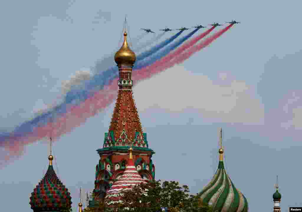Nebo iznad Crvenog trga bilo je u bojama zastave Ruske Federacije koje je obojila grupa od šest jurišnih aviona Su-25BM, 9. maja 2024.